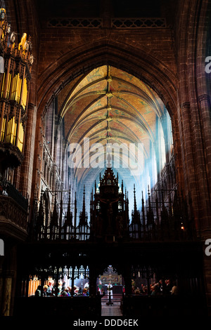 La cathédrale de Chester toit sur le chœur avec le soleil qui rayonne à travers les fenêtres, chester, Cheshire, Angleterre, Royaume-Uni Banque D'Images