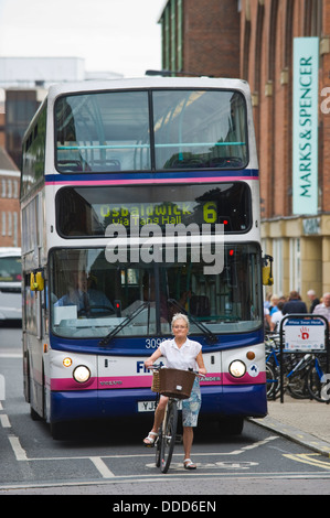 Les transports en bus avec des cyclistes au centre ville de York North Yorkshire England UK Banque D'Images