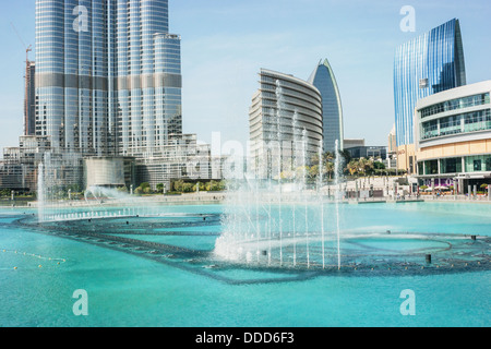 Fontaines dansantes centre-ville et dans un lac artificiel à Dubaï Banque D'Images