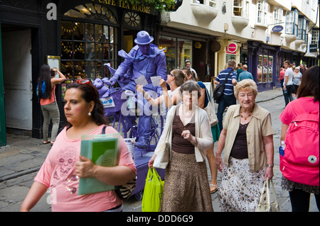 L'HOMME POURPRE statue vivante au centre ville de York North Yorkshire England UK Banque D'Images