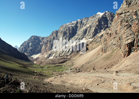 Le chemin qui conduit à l'Dukdon col dans les montagnes du Tadjikistan de Fann Banque D'Images