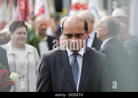 Gdansk, Pologne. Août 31, 2013. Président du Syndicat solidarité Piotr Duda et Mgr Slawoj Leszek Glodz fleurs portées en vertu de la porte historique n° 2 du chantier naval de Gdansk à l'occasion de 33e anniversaire de Gdansk,s ictured. Accords Août Kerski basilic - Le directeur du Centre européen de solidarité. Credit : Michal Fludra/Alamy Live News Banque D'Images