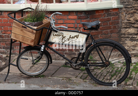 Le vélo de livraison de Lacock Bakery, village de Lacock, Wiltshire, Angleterre, Royaume-Uni Banque D'Images