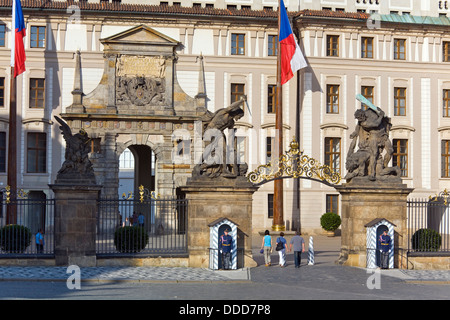 L'entrée ouest du château de Prague(Hradcanske namesti), République Tchèque Banque D'Images