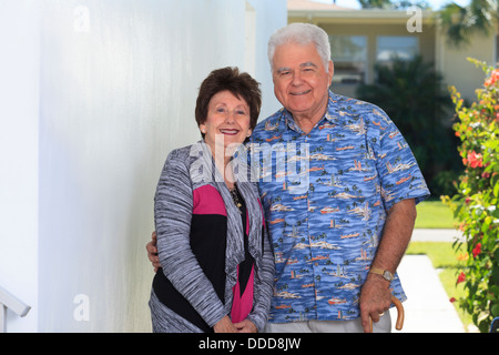 Senior woman standing avec son mari par la polio holding cane Banque D'Images