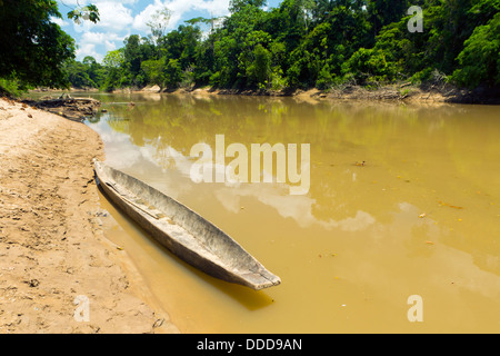 À côté de la pirogue de Cononaco Rio en Amazonie équatorienne Banque D'Images