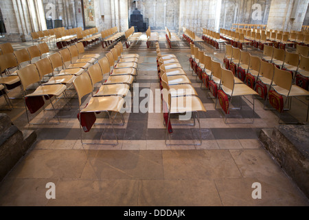 Des rangées de chaises à l'intérieur de cathédrale d'Ely Banque D'Images