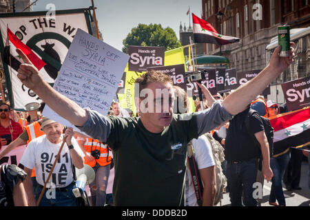 Londres, Royaume-Uni. Août 31, 2013. Les manifestants arrivent à Trafalgar Square comme des milliers de manifestants contre nous et d'autres pays de l'ouest à l'aide d'intervention militaire dans le conflit syrien à la suite de la ligne 'red' attaques chimiques contre des civils. Crédit : Paul Davey/Alamy Live News Banque D'Images