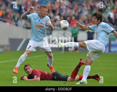 Hanovre, Allemagne. Août 31, 2013. Artur Sobiech du Hanovre (sur le terrain) pour les vies la balle avec Mayence's Edgar Pribum (L) et Park Joo-Ho (R) au cours de la Bundesliga match de foot entre Hanovre 96 vs FSV Mainz 05 à IDH-Arena de Hanovre, Allemagne, 31 août 2013. Photo : CARMEN JASPERSEN (VEUILLEZ NOTER : En raison de directives d'accréditation, le LDF n'autorise la publication et l'utilisation de jusqu'à 15 photos par correspondance sur internet et dans les médias en ligne pendant le match.)/dpa/Alamy Live News Banque D'Images