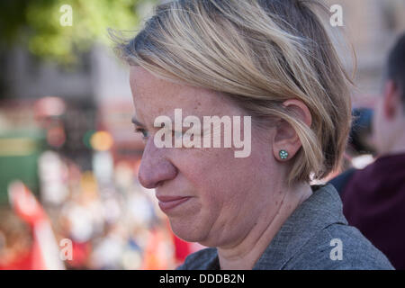 Londres, Royaume-Uni. Août 31, 2013. La partie verte des sondages leader Natalie Bennett la foule à Trafalgar Square comme des milliers de manifestants contre nous et d'autres pays de l'ouest à l'aide d'intervention militaire dans le conflit syrien à la suite de la ligne 'red' attaques chimiques contre des civils. Crédit : Paul Davey/Alamy Live News Banque D'Images