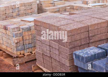 Des piles de pavés de béton de couleur différents (pavé) ou blocs de patio organisées sur des palettes en bois et pour la vente au détail dans un se Banque D'Images