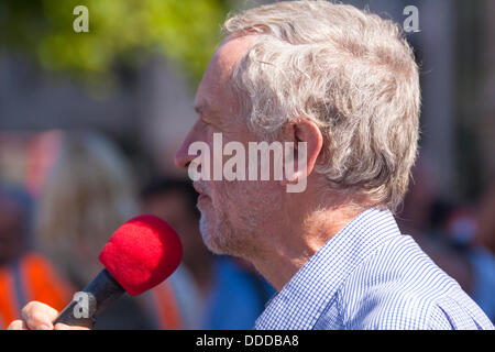 Londres, Royaume-Uni. Août 31, 2013. Jeremy Corbyn MP s'adresse à la foule à Trafalgar Square comme des milliers de manifestants contre nous et d'autres pays de l'ouest à l'aide d'intervention militaire dans le conflit syrien à la suite de la ligne 'red' attaques chimiques contre des civils. Crédit : Paul Davey/Alamy Live News Banque D'Images