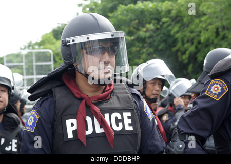 Policier anti-émeute qui montent la garde près de parlement de la Thaïlande Banque D'Images