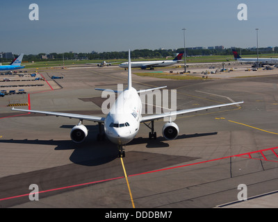 EP-IBA est un Airbus A300B4-605R d'Iran Air, vu ici lors d'un refoulement à l'aéroport le 21 juillet 2013. Cet avion fait partie de la famille Airbus A300, connue pour sa conception large et sa capacité à transporter des passagers et du fret. Banque D'Images