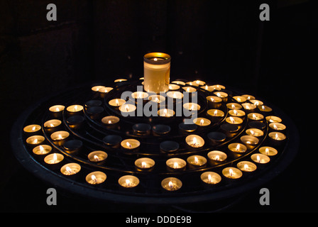 Bougies votives dans Notre Dame Banque D'Images