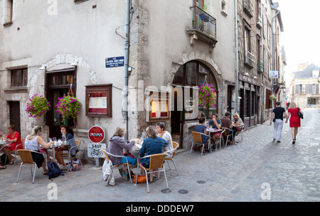 Blois, rue de France; les gens mangeant dans des restaurants en plein air dans la journée, la ville de Blois, Loir et cher, vallée de la Loire, France Europe Banque D'Images