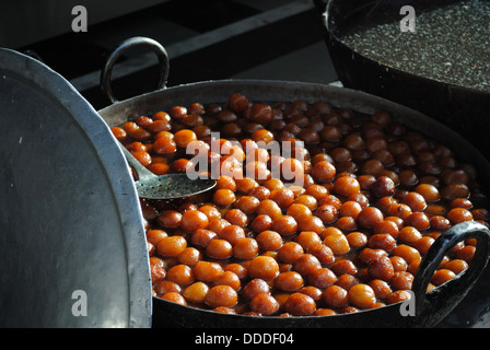 Gulab jamuns réalisés pour le festival Holi à Udaipur, Inde Banque D'Images