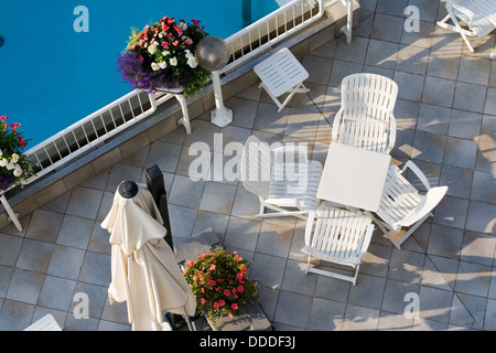 Piscine et table avec chaises - plongée des Banque D'Images