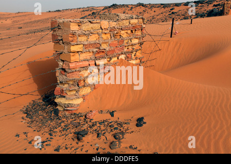 Une clôture par les pyramides de Méroé, au Soudan. Banque D'Images