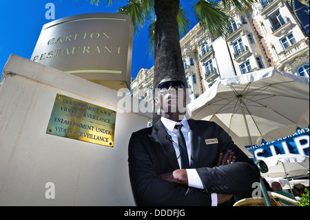 Europe, France, Alpes-Maritimes, Cannes Film Festival, un garde de sécurité à l'Hôtel Carlton pendant le festival du film. Banque D'Images