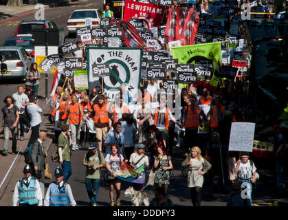 Londres, Royaume-Uni. 31/08/2013. Plus d'un millier de manifestants marchant au parlement à une coalition contre la guerre de protestation. Les manifestants sont opposés à une intervention militaire en Syrie. Banque D'Images