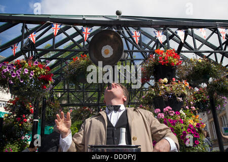 .Kendal, Cumbria, Royaume-Uni. Août 31, 2013. Callum Arnott au Mintfest, Kendal's International Festival des Arts de la rue, maintenant dans sa septième année. Callum Arnott, Comédie Serveurs du Mintfest Street Arts Festival 2013, un week-end de lacs vivant dans le district du lac qui a comporté certaines des meilleures de tout le monde qui a effectué , la danse contemporaine, le cirque, la comédie, la musique, l'acrobatie et à l'extérieur dans les stades, les rues et les parcs de Kendal. Banque D'Images