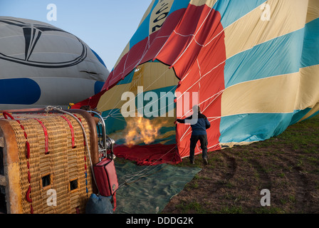 Une femme non identifiée se prépare un ballon pour le décollage le 14 avril 2009, en Cappadoce, Turquie. Banque D'Images