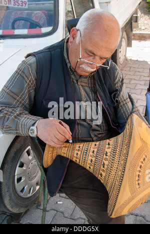 Un artiste travaille sur un vase en céramique traditionnel le 14 avril 2009, en Cappadoce, Turquie. Banque D'Images