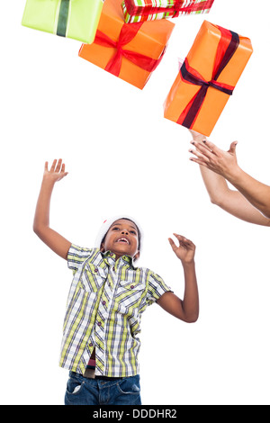 La capture de l'enfant sorti des cadeaux de Noël, isolé sur fond blanc. Banque D'Images