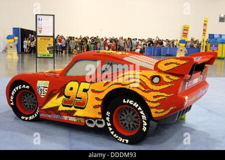 Flash McQueen de Disney Pixar Cars est fabriqué à partir de 360 000 pièces de LEGO et pèse 2 000 livres. Banque D'Images