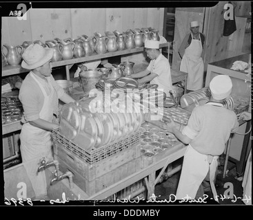 Cette image montre un lave-vaisselle moderne à Arcadia, en Californie, utilisé pour assurer la propreté et protéger la santé publique dans les cuisines commerciales et les institutions. Banque D'Images