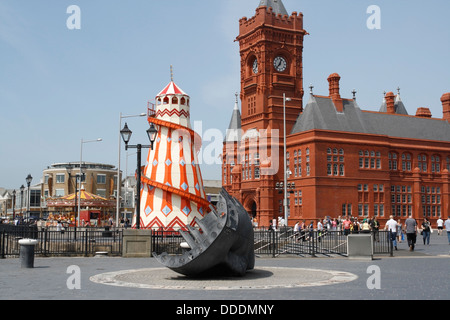 Le bâtiment Pierhead dans le front de mer de Cardiff Bay avec funfair, pays de Galles Royaume-Uni Banque D'Images