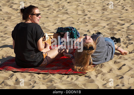 Bournemouth, UK Samedi 31 août 2013. Des milliers de profiter du beau temps au bord de mer à Bournemouth, Royaume-Uni. A rapporté 404 000 personnes affluent vers la mer pour regarder le Bournemouth Air Festival et profiter du beau temps. © Carolyn Jenkins/Alamy Live News Banque D'Images