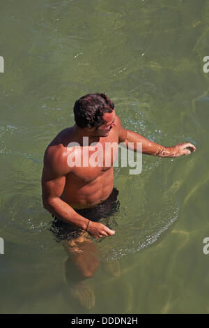 Bournemouth, UK Samedi 31 août 2013. Des milliers de profiter du beau temps au bord de mer à Bournemouth, Royaume-Uni. A rapporté 404 000 personnes affluent vers la mer pour regarder le Bournemouth Air Festival et profiter du beau temps. © Carolyn Jenkins/Alamy Live News Banque D'Images