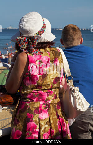 Bournemouth, UK Samedi 31 août 2013. Des milliers de profiter du beau temps au bord de mer à Bournemouth, Royaume-Uni. A rapporté 404 000 personnes affluent vers la mer pour regarder le Bournemouth Air Festival et profiter du beau temps. © Carolyn Jenkins/Alamy Live News Banque D'Images