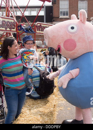 George Pig répond aux enfants au festival 2013 victorieux à Portsmouth Historic Dockyard Banque D'Images