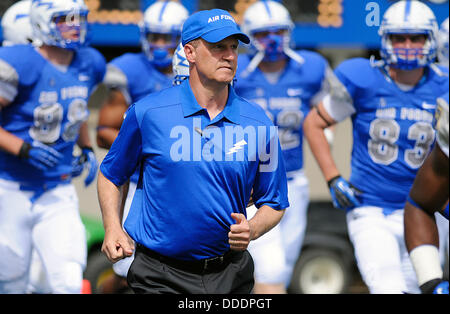 Colorado Springs, Colorado, États-Unis. Août 31, 2013. L'entraîneur-chef de l'Armée de l'air mène ses joueurs Troy Calhoun sur le terrain pendant la saison d'ouverture de l'action entre les Raiders Colgate et l'Air Force Academy Falcon Falcon au Stadium, U.S. Air Force Academy, Colorado Springs, CO © csm/Alamy Live News Banque D'Images