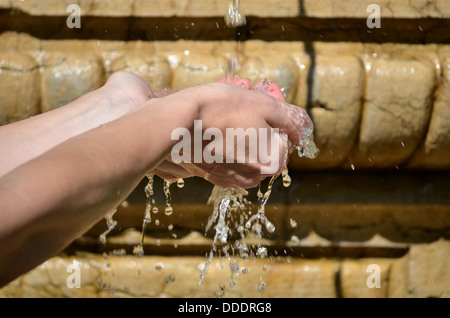 Femme lave-main sous l'eau Banque D'Images