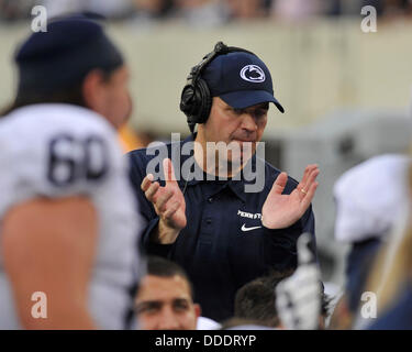 July 30, 2013 - East Rutherford, New Jersey, États-Unis - Penn State entraîneur en chef Bill O'Brien cheers sur ses joueurs dans la seconde moitié lors d'un match entre l'thePenn NCAA State Nittany Lions et Syracuse Orange à MetLife Stadium à East Rutherford, New Jersey. Banque D'Images