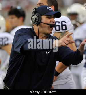 July 30, 2013 - East Rutherford, New Jersey, États-Unis - Penn State entraîneur en chef Bill O'Brien parler à ses joueurs dans la seconde moitié lors d'un match entre l'thePenn NCAA State Nittany Lions et Syracuse Orange à MetLife Stadium à East Rutherford, New Jersey. Banque D'Images