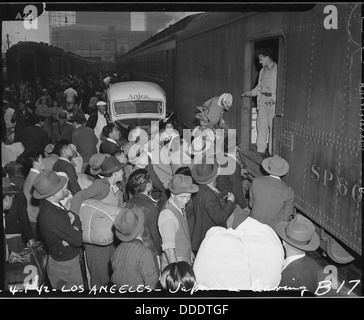 Cette photographie montre des personnes évacuées d'ascendance japonaise à bord d'un train à Los Angeles, en Californie, pendant la seconde Guerre mondiale, à destination du Manzanar Relocation Center, un site d'internement forcé pour les Japonais-Américains. Banque D'Images