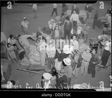 Cette photographie historique montre des Japonais américains évacués à bord de trains à Los Angeles pour être envoyés au camp d'internement de Manzanar en Californie pendant la seconde Guerre mondiale, un chapitre tragique de l'histoire américaine. Banque D'Images