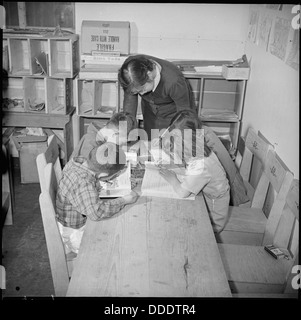 Manzanar Manzanar, Centre de réinstallation, en Californie. Une scène dans la classe de troisième année à l'étudiant t . . . 536697 Banque D'Images