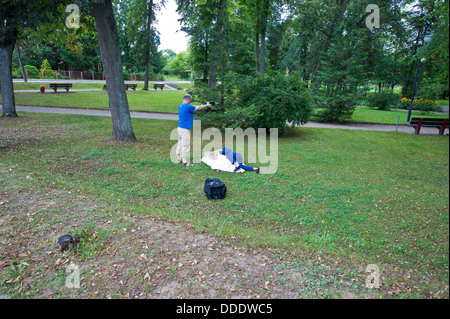 Une séance photo des mariés dans un parc à Suprasl. Banque D'Images