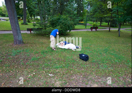 Une séance photo des mariés dans un parc à Suprasl. Banque D'Images