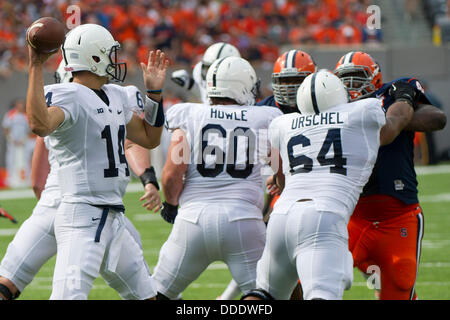 July 30, 2013 - East Rutherford, NJ, États-Unis - 31 août 2013 : Penn State Nittany Lions Ty Howle centre (60) et Penn State Nittany Lions John garde d'Urschel (64) bloc pour Penn State Nittany Lions quarterback Christian Hackenberg (14) qu'il lance domaine pendant le jeu entre Penn State Nittany Lions et Syracuse Orange à rencontré Life Stadium à East Rutherford, New Jersey. Penn State Nittany Lions à l'encontre de l'Orange de Syracuse 23-17. Banque D'Images
