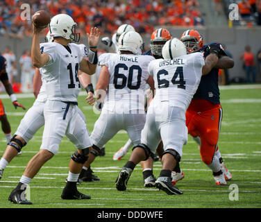 July 30, 2013 - East Rutherford, NJ, États-Unis - 31 août 2013 : Penn State Nittany Lions Ty Howle centre (60) et Penn State Nittany Lions John garde d'Urschel (64) bloc pour Penn State Nittany Lions quarterback Christian Hackenberg (14) qu'il lance domaine pendant le jeu entre Penn State Nittany Lions et Syracuse Orange à rencontré Life Stadium à East Rutherford, New Jersey. Penn State Nittany Lions à l'encontre de l'Orange de Syracuse 23-17. Banque D'Images