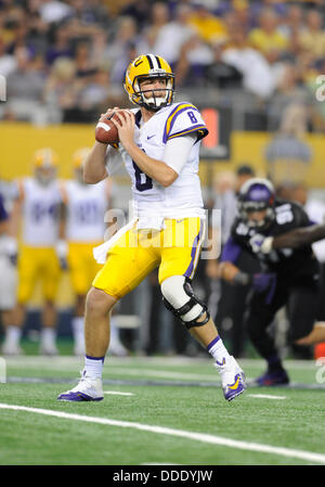31 août 2013 : LSU Tigers quarterback Zach Mettenberger # 8 au cours de l'assemblée annuelle classique jeu de cowboys NCAA LSU Tigers entre le et le TCU Horned Frogs à ATT Stadium à Arlington, TX défait LSU TCU 37-27 Banque D'Images