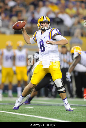 31 août 2013 : LSU Tigers quarterback Zach Mettenberger # 8 au cours de l'assemblée annuelle classique jeu de cowboys NCAA LSU Tigers entre le et le TCU Horned Frogs à ATT Stadium à Arlington, TX défait LSU TCU 37-27 Banque D'Images