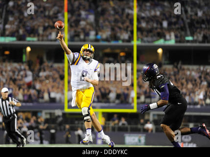 31 août 2013 : LSU Tigers quarterback Zach Mettenberger # 8 au cours de l'assemblée annuelle classique jeu de cowboys NCAA LSU Tigers entre le et le TCU Horned Frogs à ATT Stadium à Arlington, TX défait LSU TCU 37-27 Banque D'Images